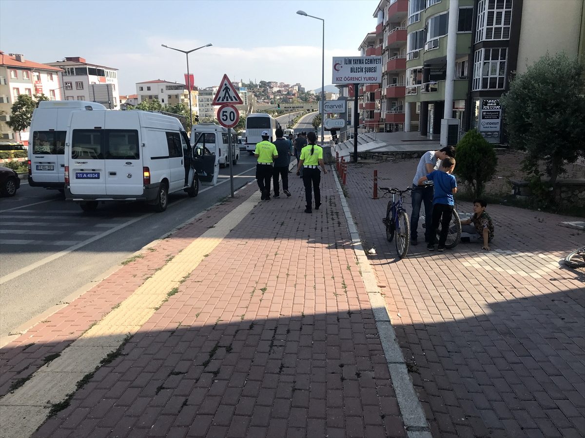 Bilecik\'te bisiklet yayaya çarptı: 2 yaralı