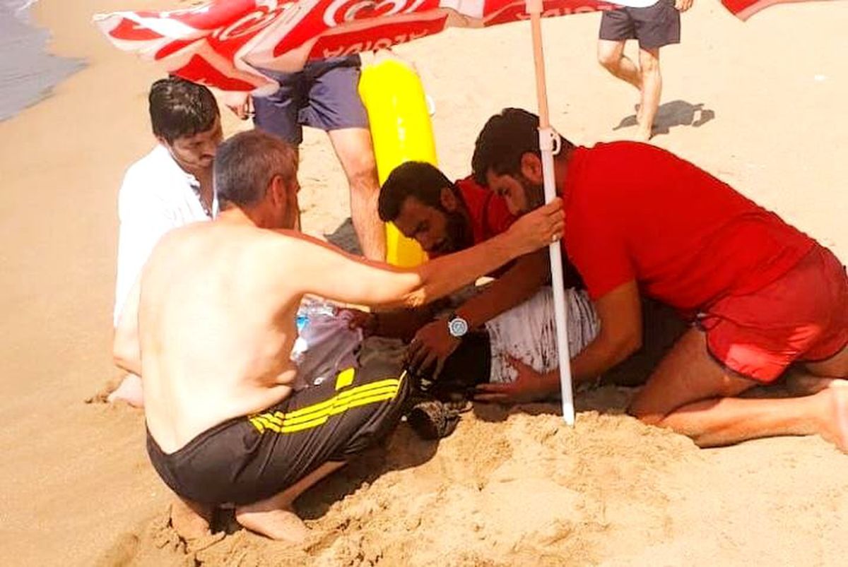 Boğulma tehlikesi geçiren kadını cankurtaranlar hayata döndürdü