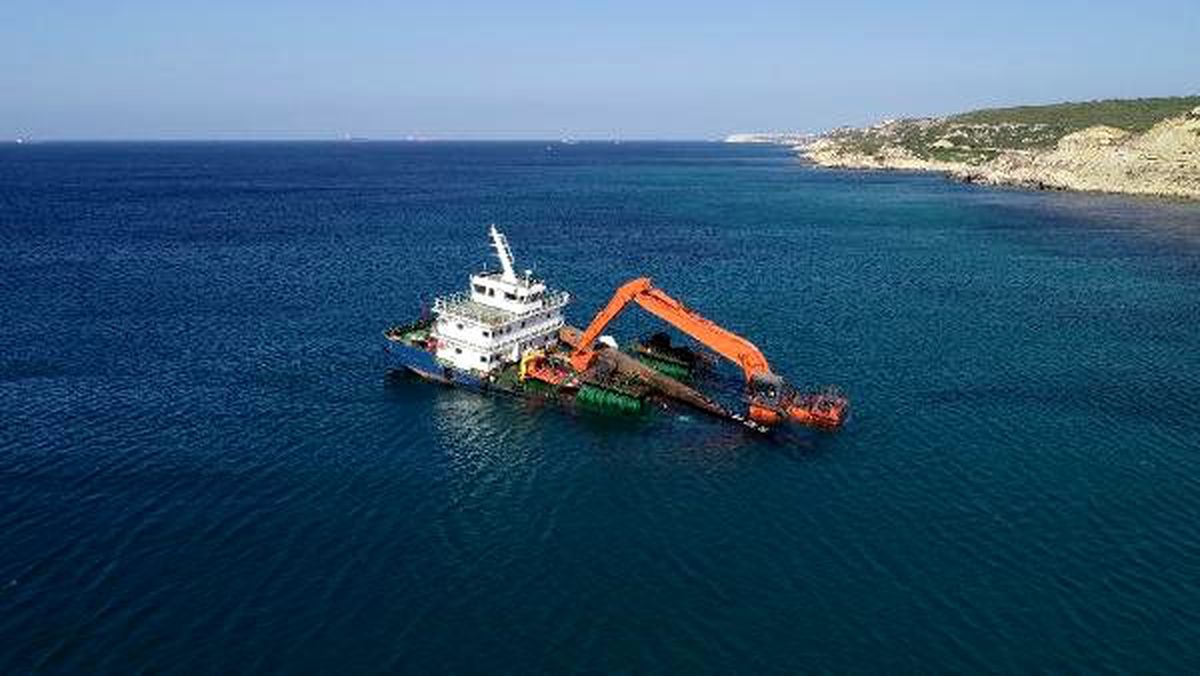 Bozcaada\'da yarı batık şekilde karaya oturan gemi için çalışmalar başladı
