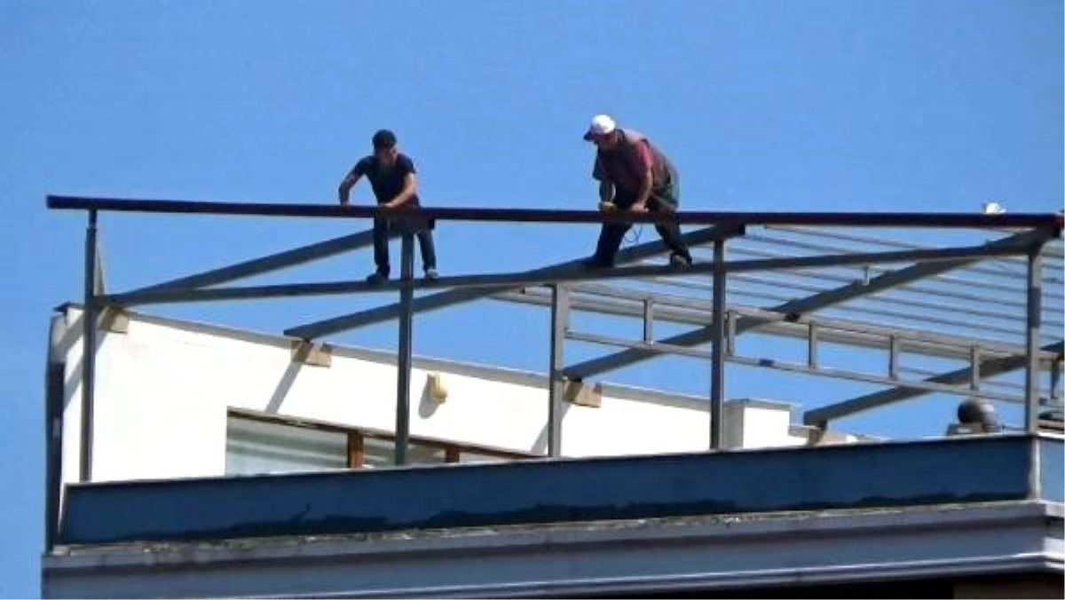 Çatıda tehlikeli çalışma