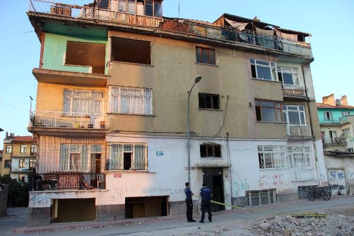 Cezaevinden firar etti, molotofkokteyli atarak evden çıkardığı eşini öldürdü