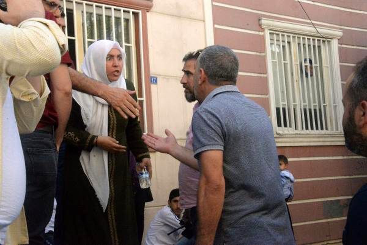 Diyarbakır\'da hdp önünde bir aile daha oturma eylemi başlattı (2)