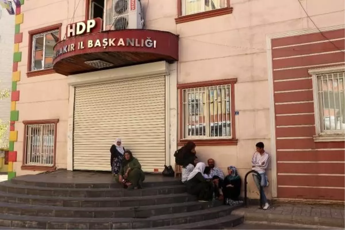 Diyarbakır\'da hdp önünde bir aile daha oturma eylemi başlattı (3)