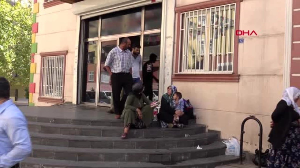 Diyarbakır\'da hdp önünde bir aile daha oturma eylemi başlattı