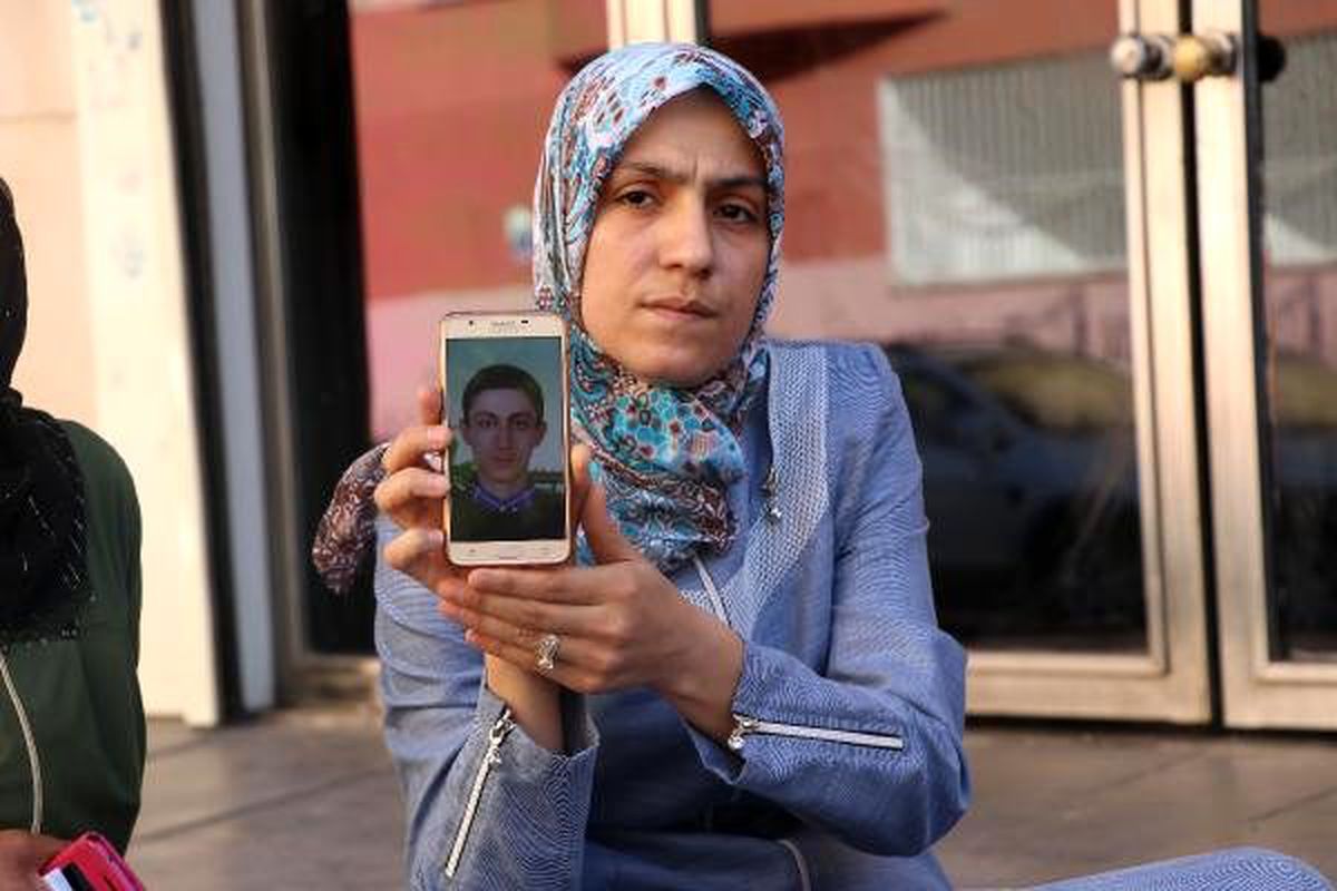 Diyarbakır\'da hdp önünde bir aile daha oturma eylemi başlattı (4)