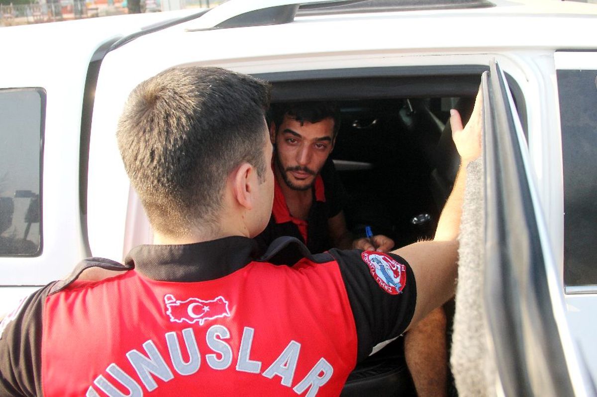 Eşiyle tartışan hamile kadın kendini otomobilden attı