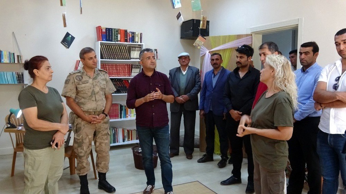 Ev hanımları güçlerini birleştirdi, Mehmetçik için karakola kütüphane kurdu