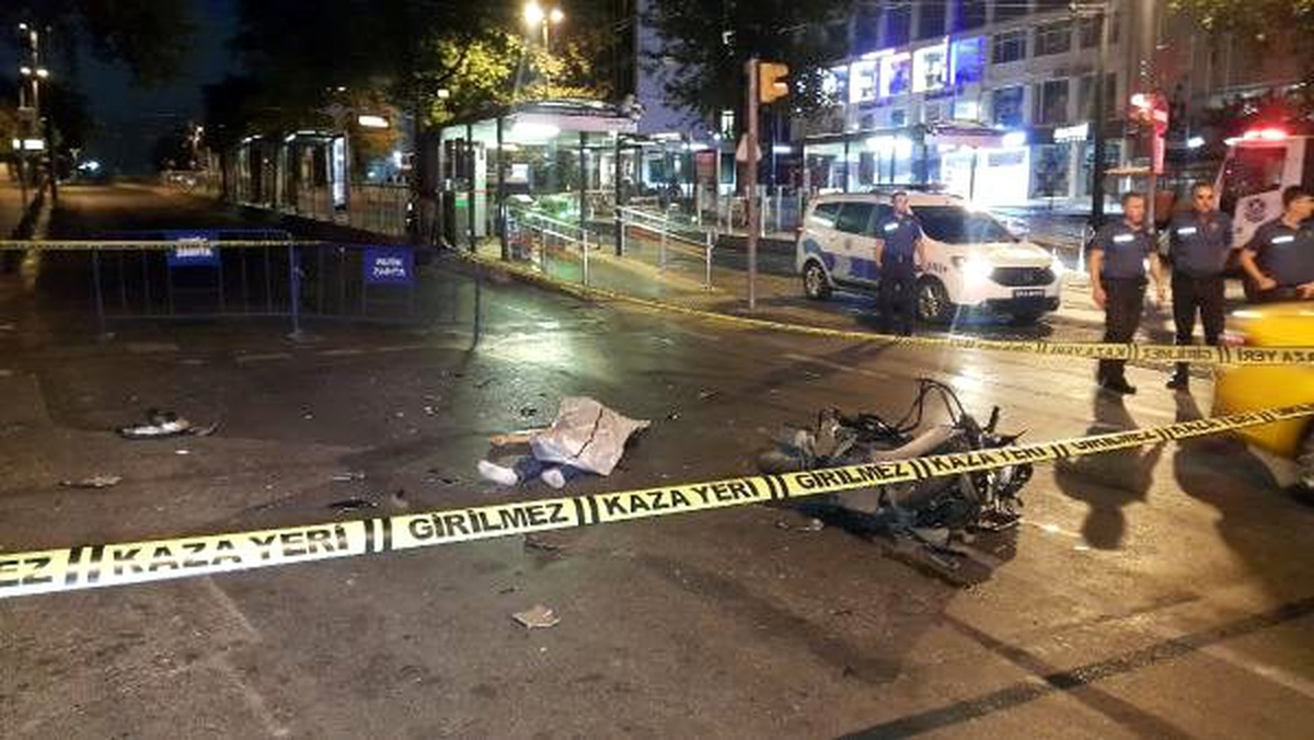 Fatih\'te motosiklet otomobile çarptı: 1 ölü, 1 yaralı