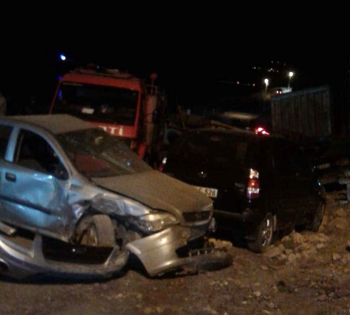Freni boşalan kamyon, çok sayıda araca zarar verdi