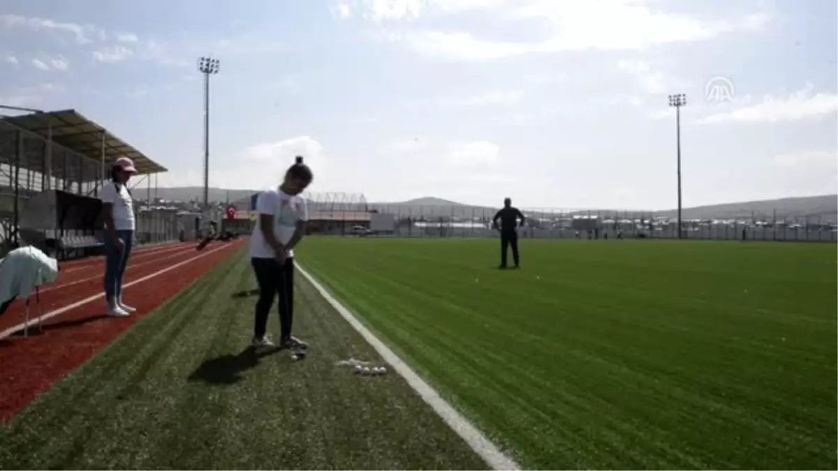 Golf şampiyonasına futbol sahasında hazırlanıyor