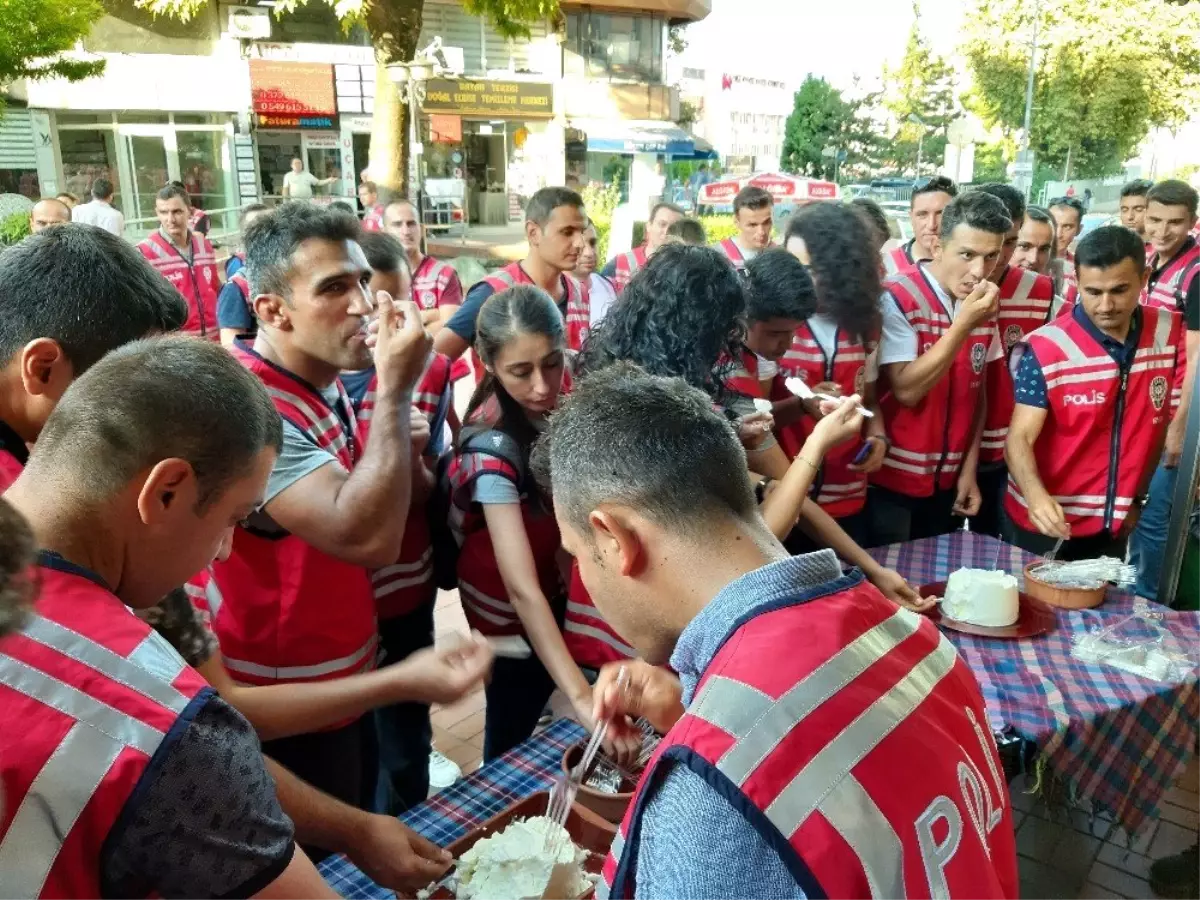 Göreve yeni başlayan polislere manda yoğurdu ikramı