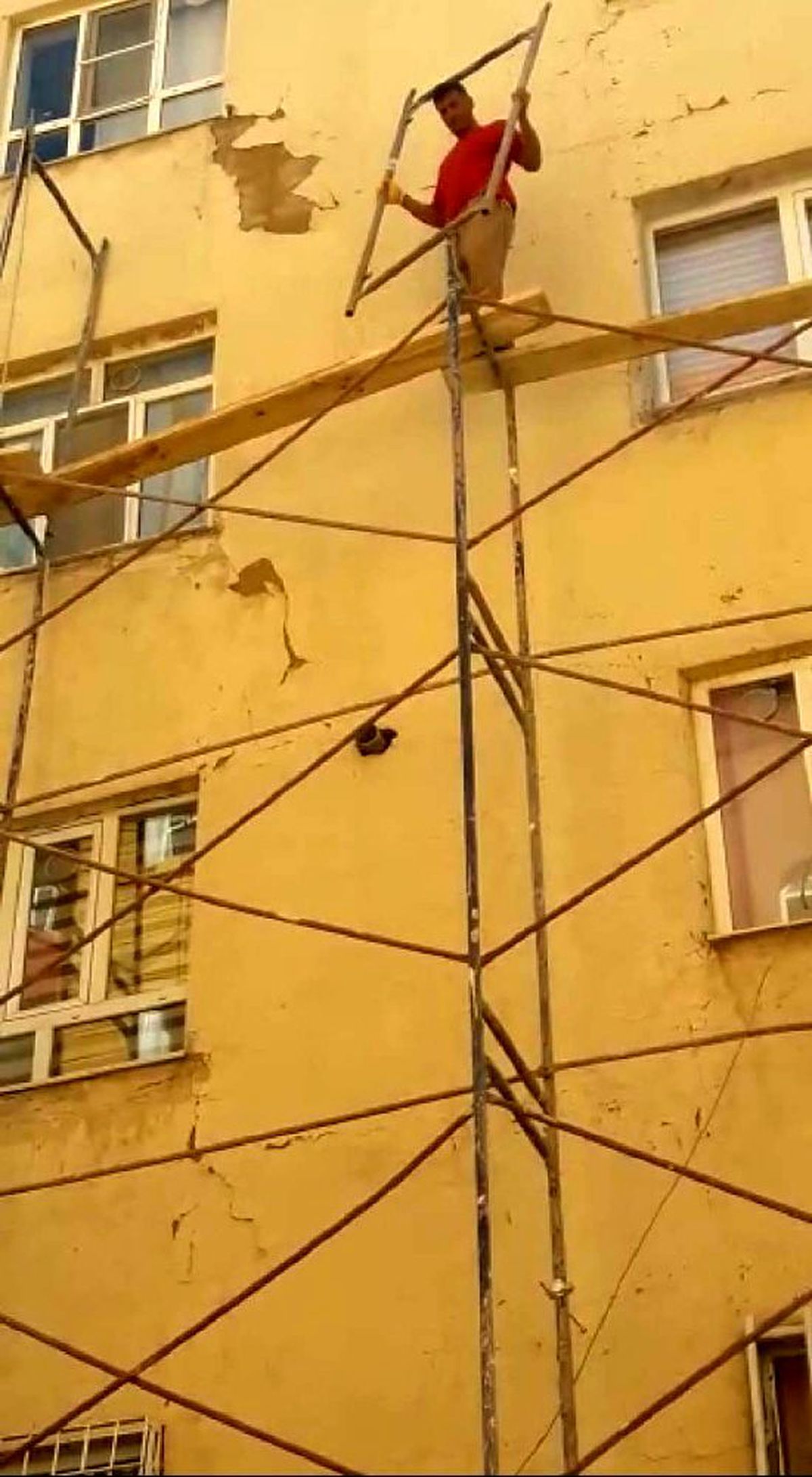 Güvenlik önlemi almadan iskeleye çıkan işçiler korkuttu