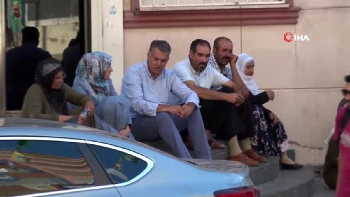 HDP binasının önünde eylem yapan 3 aileye destek için geldiler