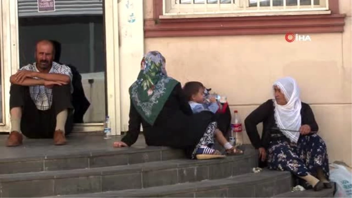 HDP\'liler oturma eylemi yapan aileye ve basın mensuplarına saldırdı