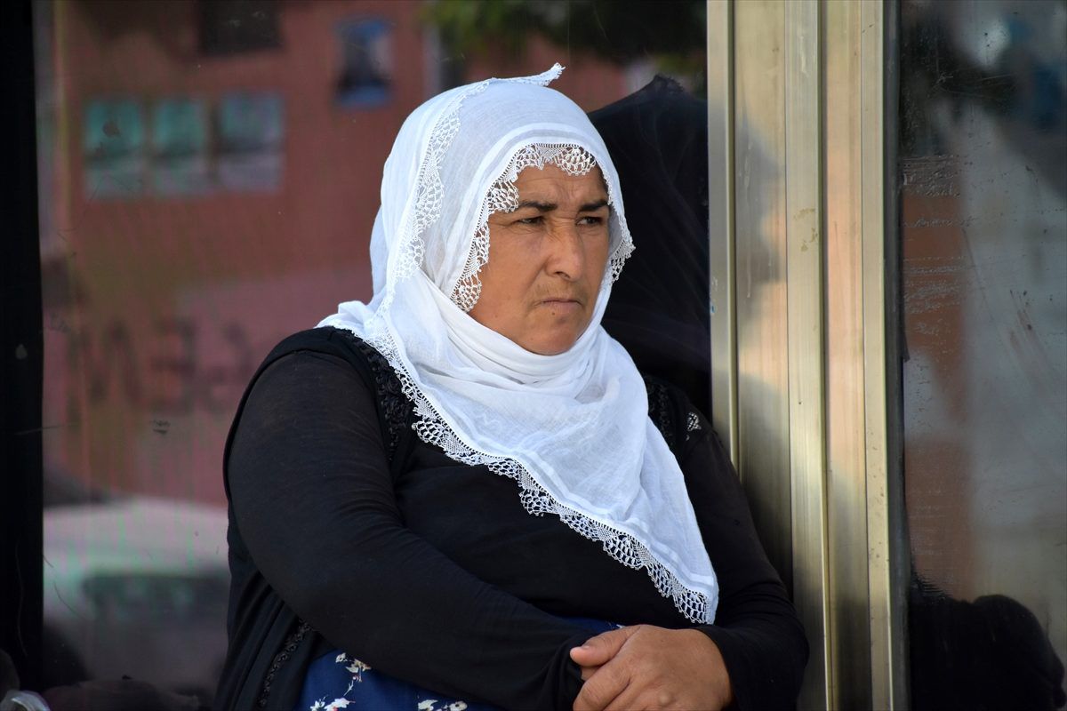 HDP\'lilerce dağa kaçırıldığını iddia ettiği oğlu için oturma eylemi başlattı