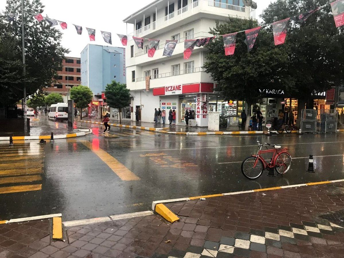 Iğdır\'da sıcak hava yerini yağmura bıraktı