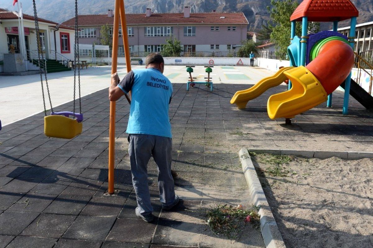 İnönü Belediyesi okul bahçelerinde temizlik seferberliğine başladı