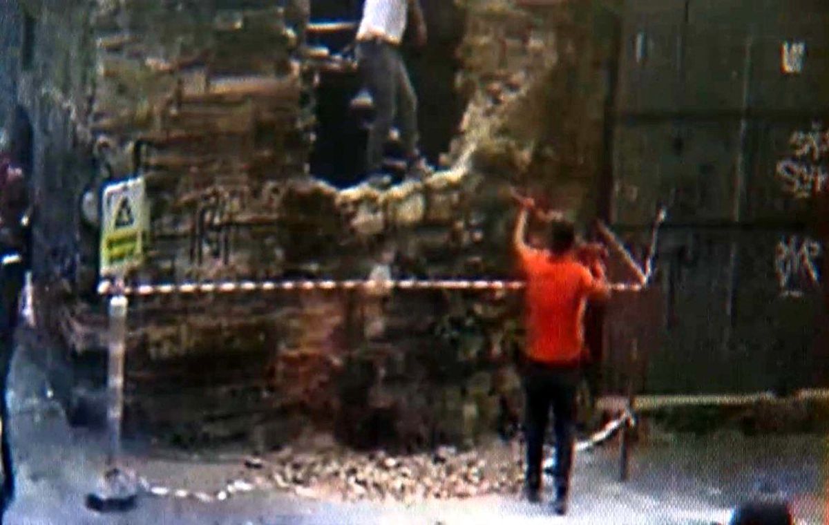 Karaköy\'de Mimar Sinan tarafından yapılan 450 yıllık tarihi çeşmeyi levyeyle yıktılar