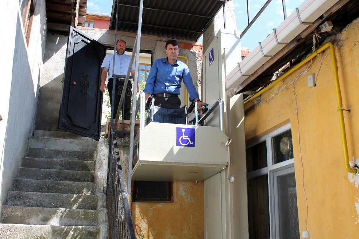 Kastamonu\'da diyalize giderken kucakta taşınan hastanın yardımına kaymakamlık koştu