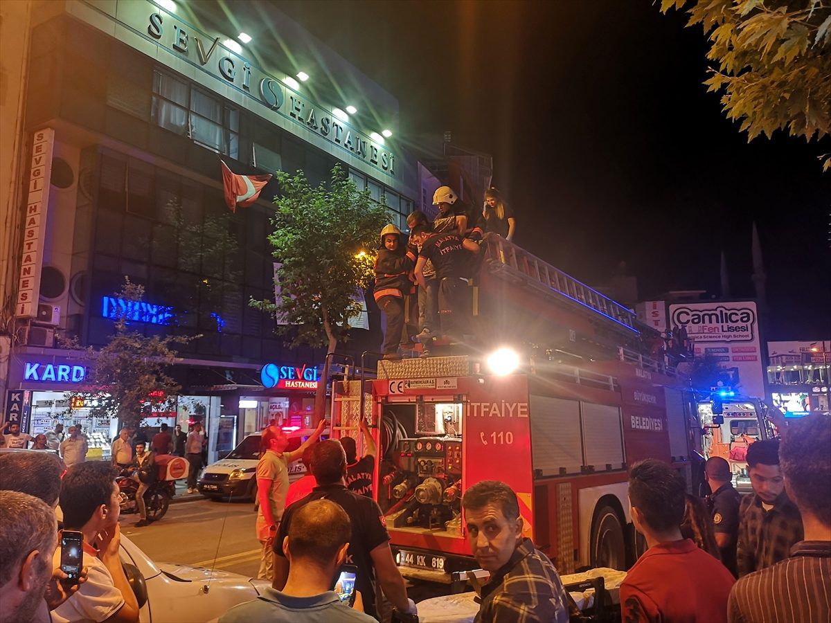 Kavgadan kaçarken alt kattaki balkona düştü