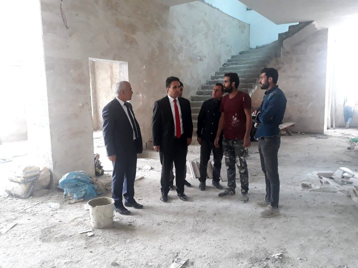 Kaymakam Dundar ile Belediye Başkanı Ensari yapımı devam eden merkez Camii inşaatında incelemelerde...