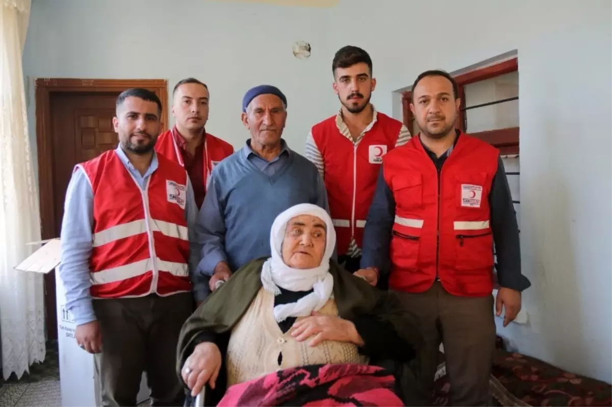 Kızılay\'dan engellilere tekerlekli sandalye yardımı yapıldı