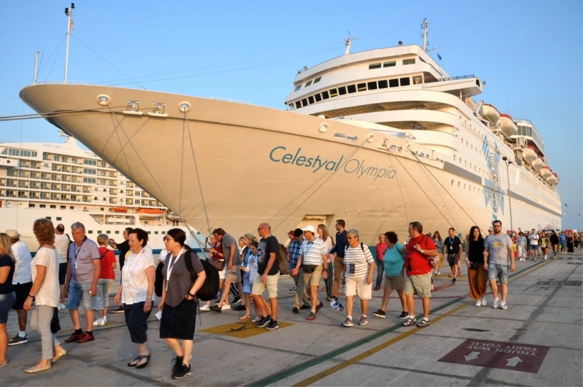 Kuşadası\'na 3 gemiyle 4 bin 230 turist geldi