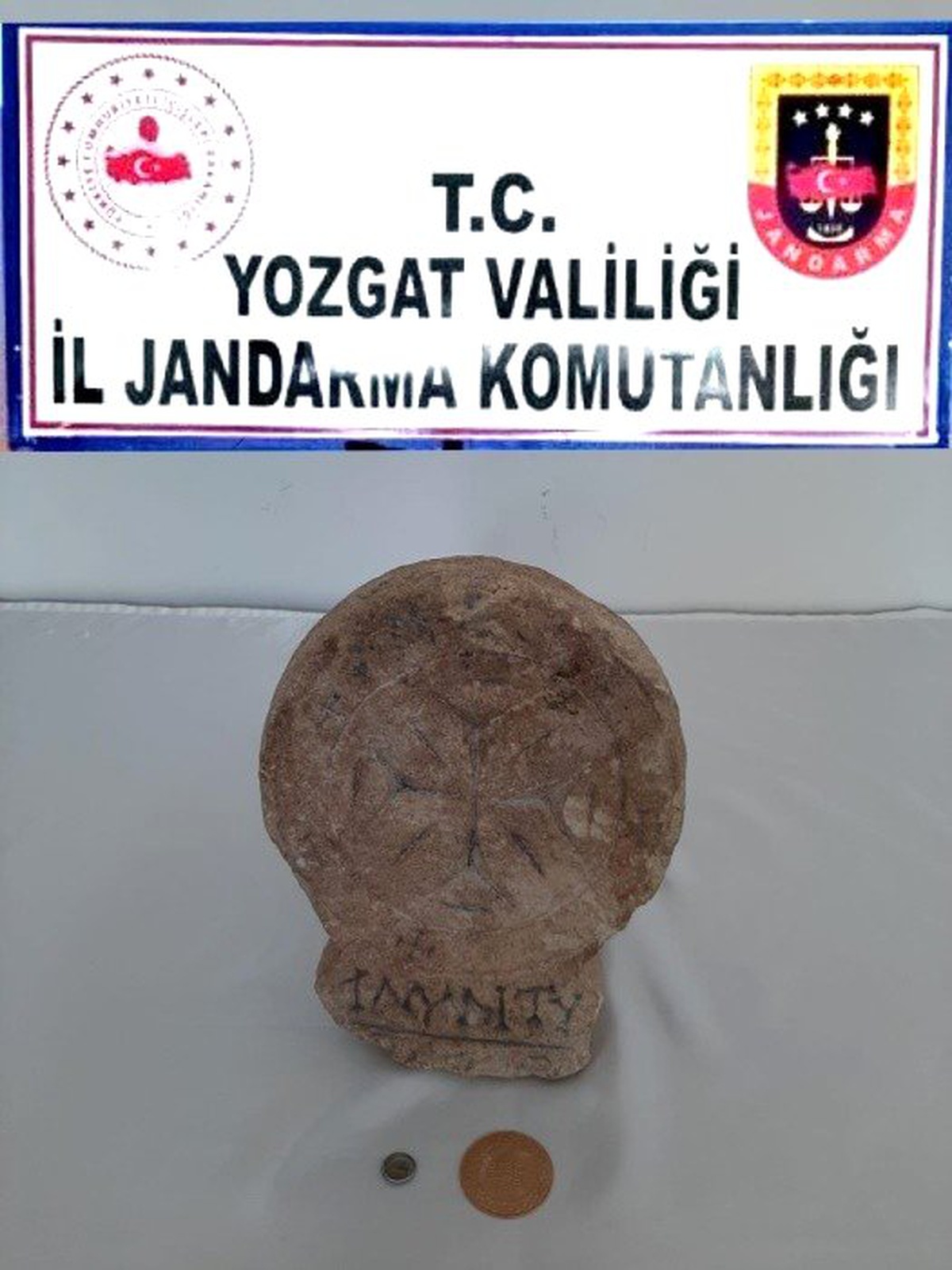 Mezar taşı ve sikke ele geçirildi