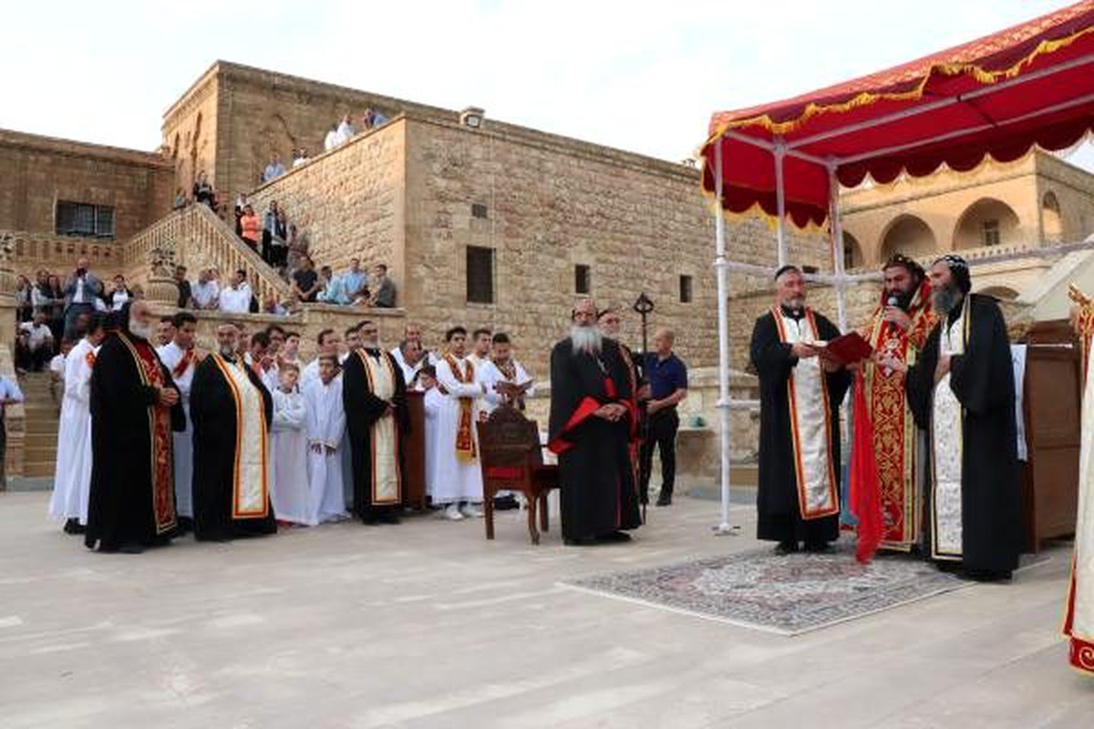 Midyat\'ta 5 bin süryani, mor gabriel\'i andı