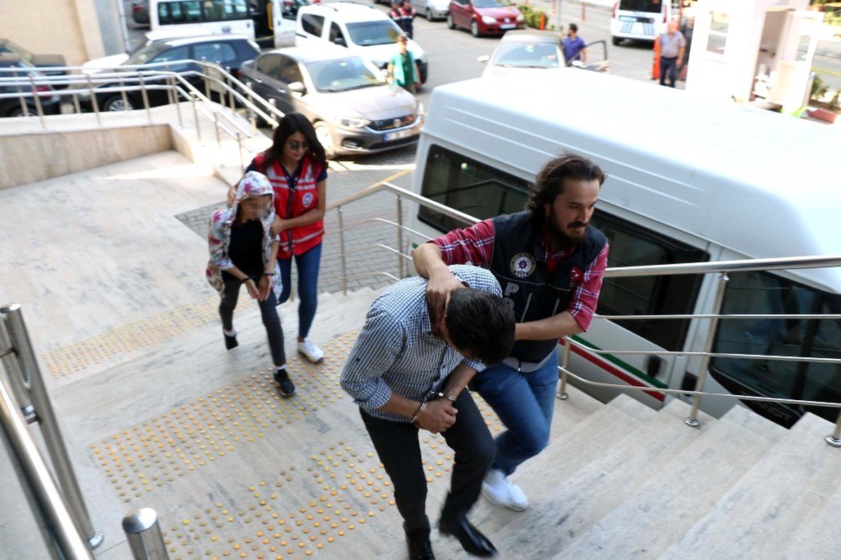 Narkotimler uyuşturucuya geçit vermiyor: Karı koca gözaltında