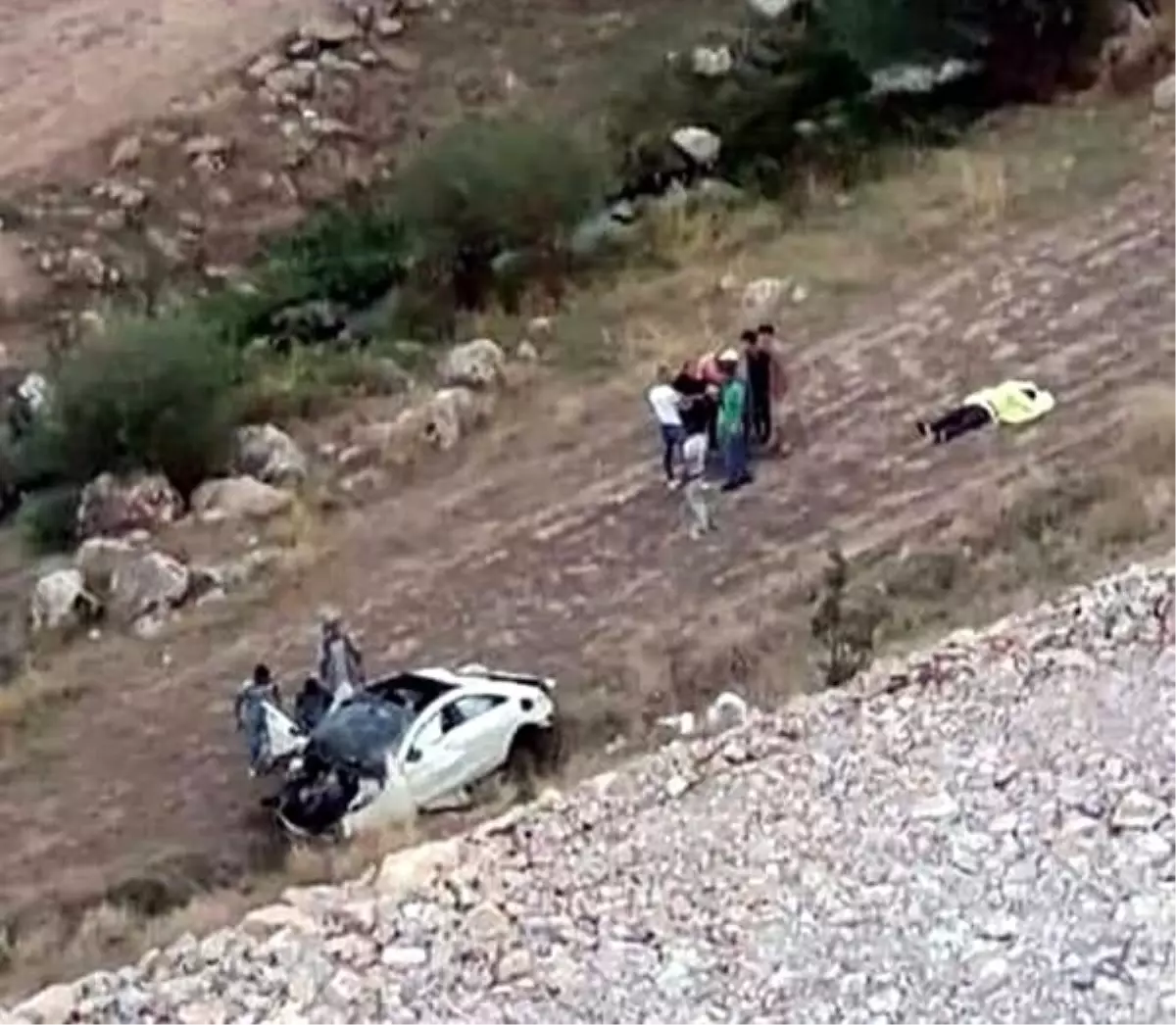 Otomobil 50 metrelik uçurumdan yuvarlandı: 1 ölü, 1 yaralı