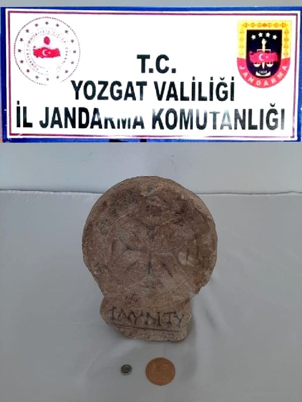 Otomobilde haç işaretli mezar taşı bulundu