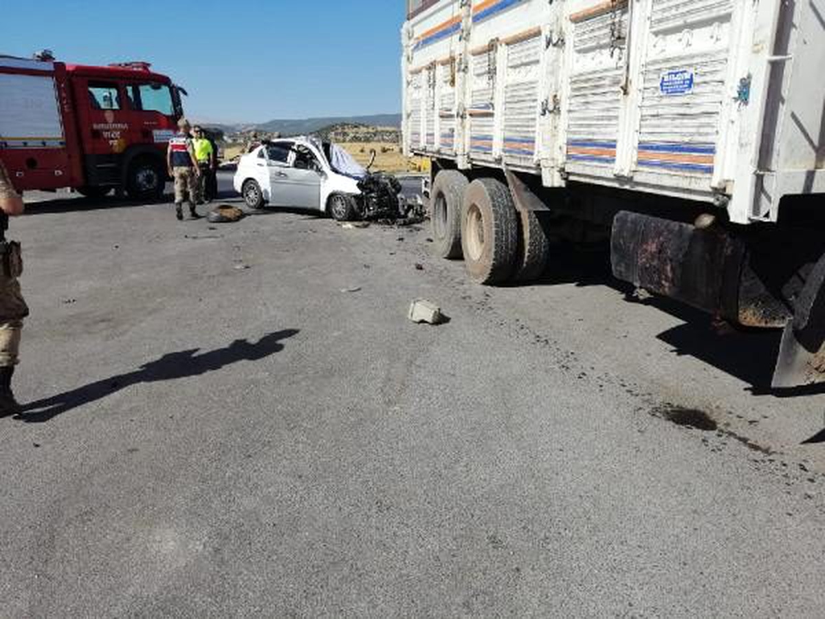 Otomobille kamyon çarpıştı: 1ölü
