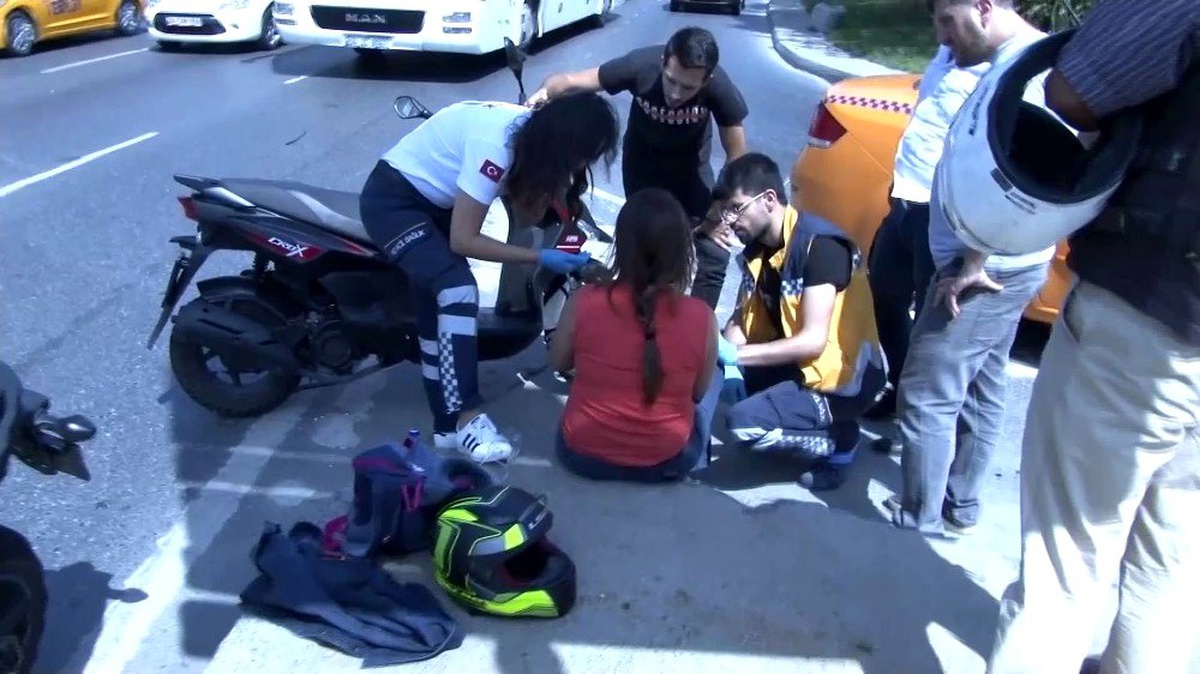 (Özel) Taksiyle çarpışan motosikletli kadın, aracın ön camına düştü