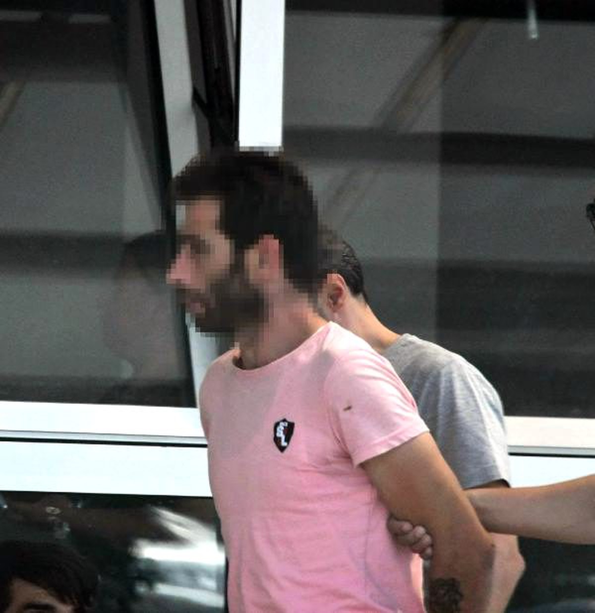 Polisin ağlarken bulduğu kızı, babası istismarda bulunup, fuhşa zorlamış