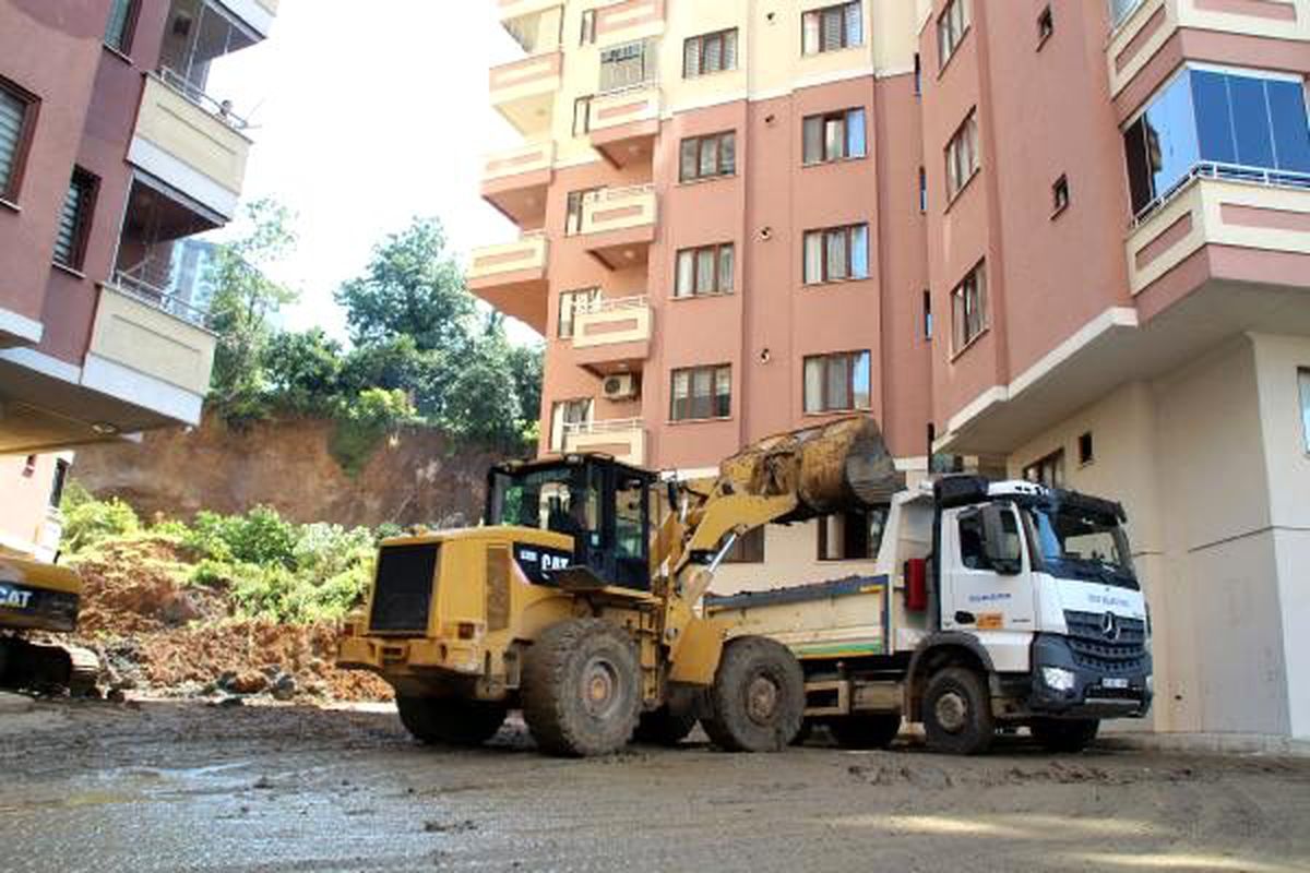 Rize\'de heyelan altında kalan 4 otomobile ulaşılamadı