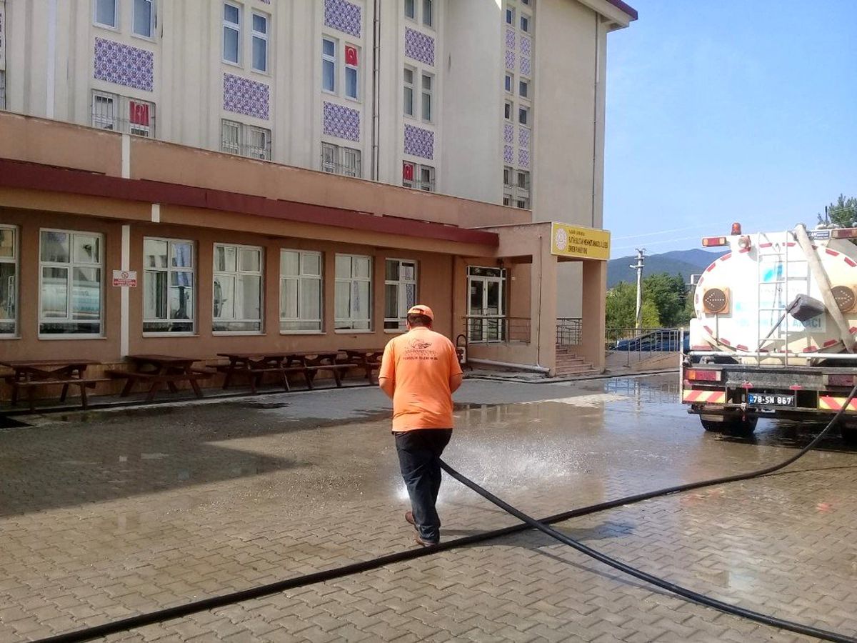 Safranbolu\'da okul bahçelerinde temizlik