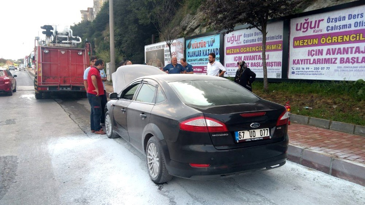 Seyir halindeki otomobilin motor kısmında yangın çıktı