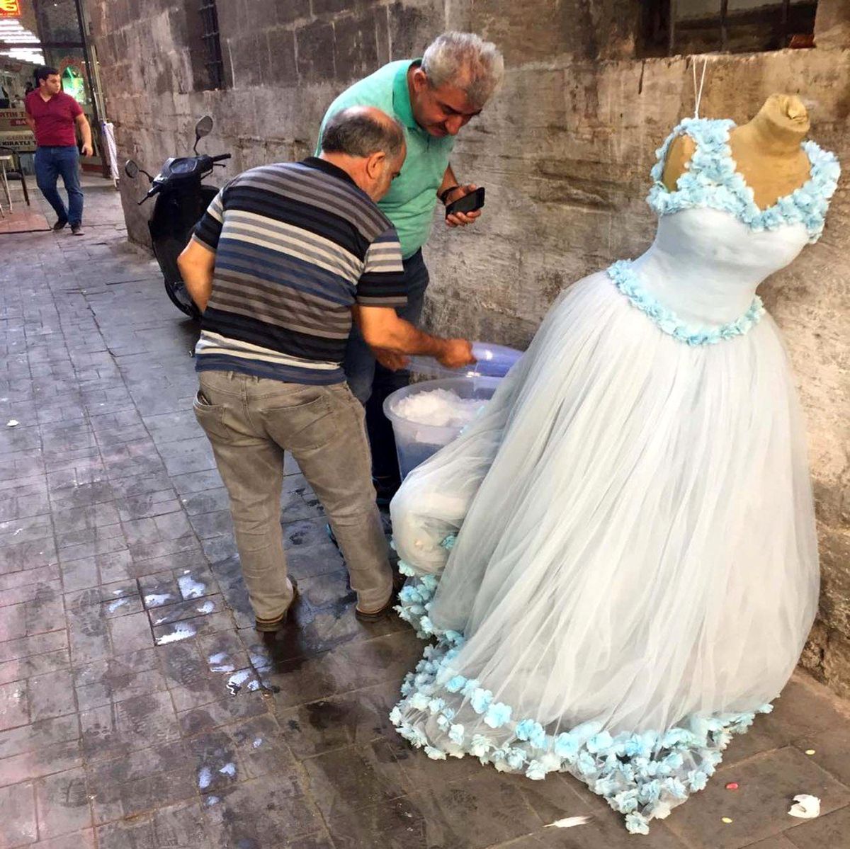 Seyyar su satıcısından şaşırtan yöntem