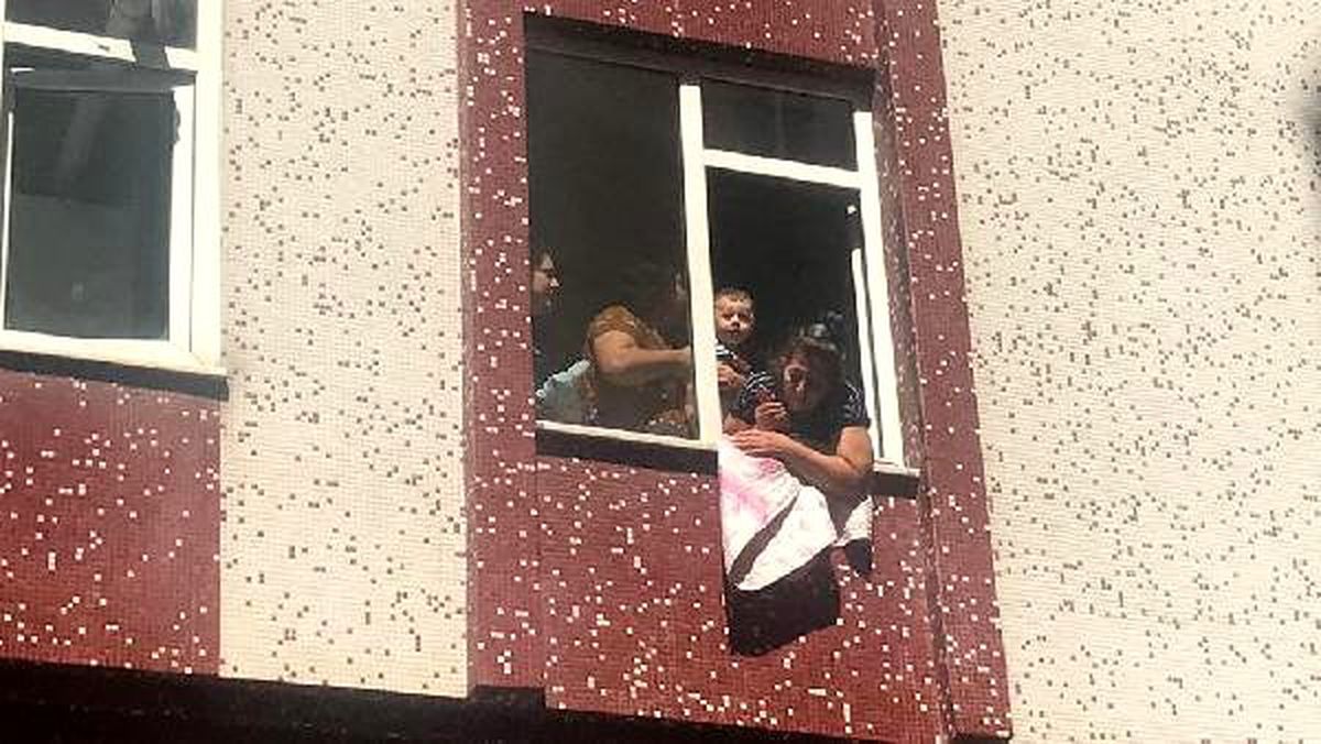 Şişli\'de yangın; mahsur kalanları itfaiye ekipleri kurtardı (1)