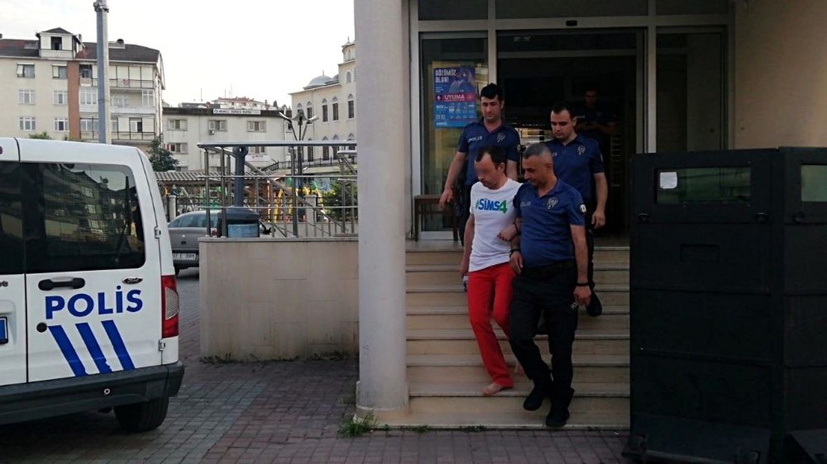 Sokakta iç çamaşırıyla dolaştı: Linçten polis kurtardı