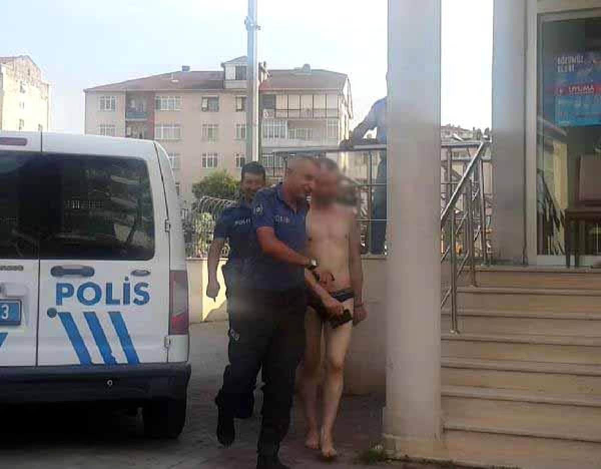 Sosyal medyada yayınlamak için sokakta iç çamaşırıyla gezdi