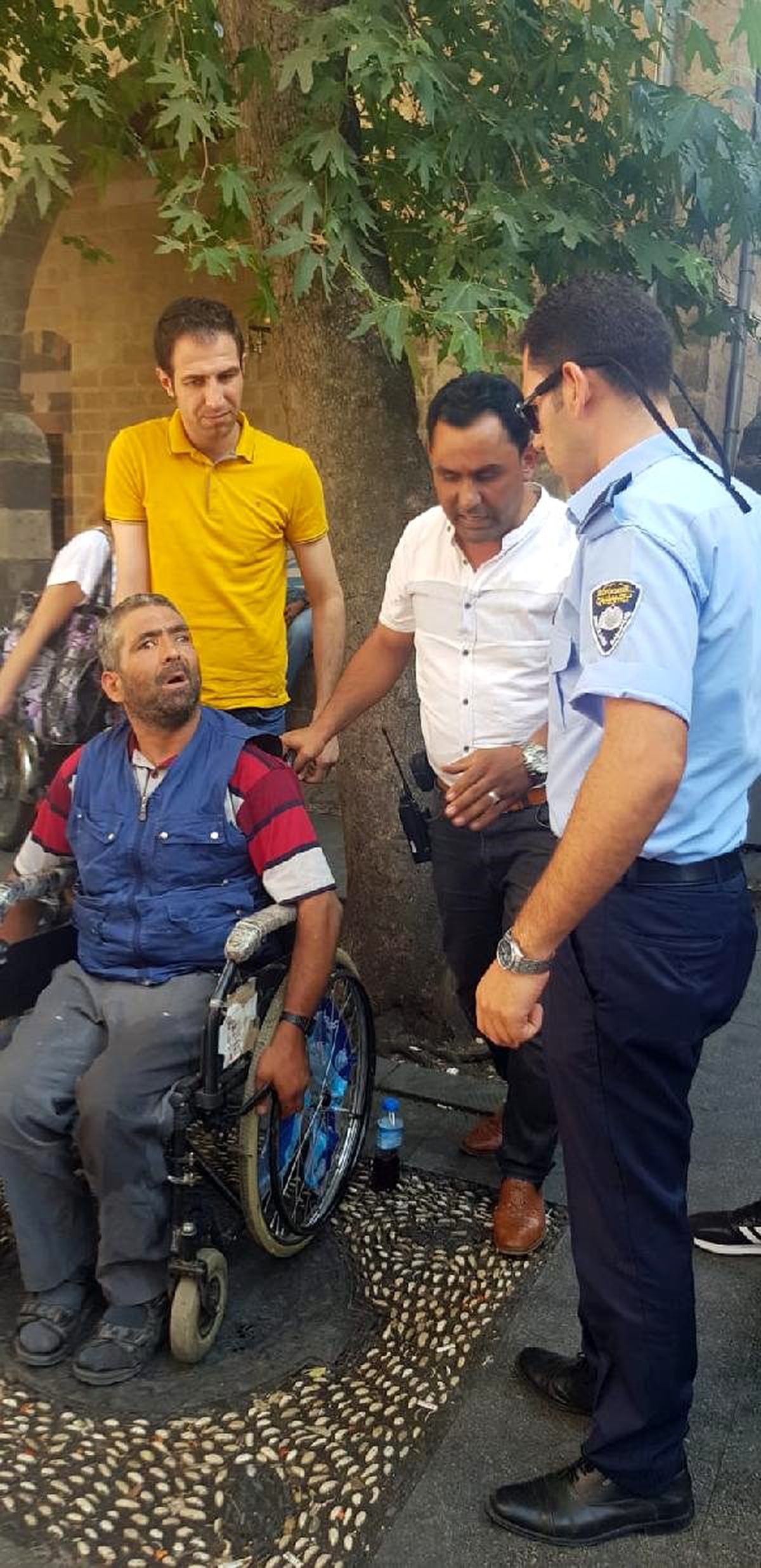 Tekerlekli sandalyedeki dilenci, zabıtayı görünce ayağa kalktı