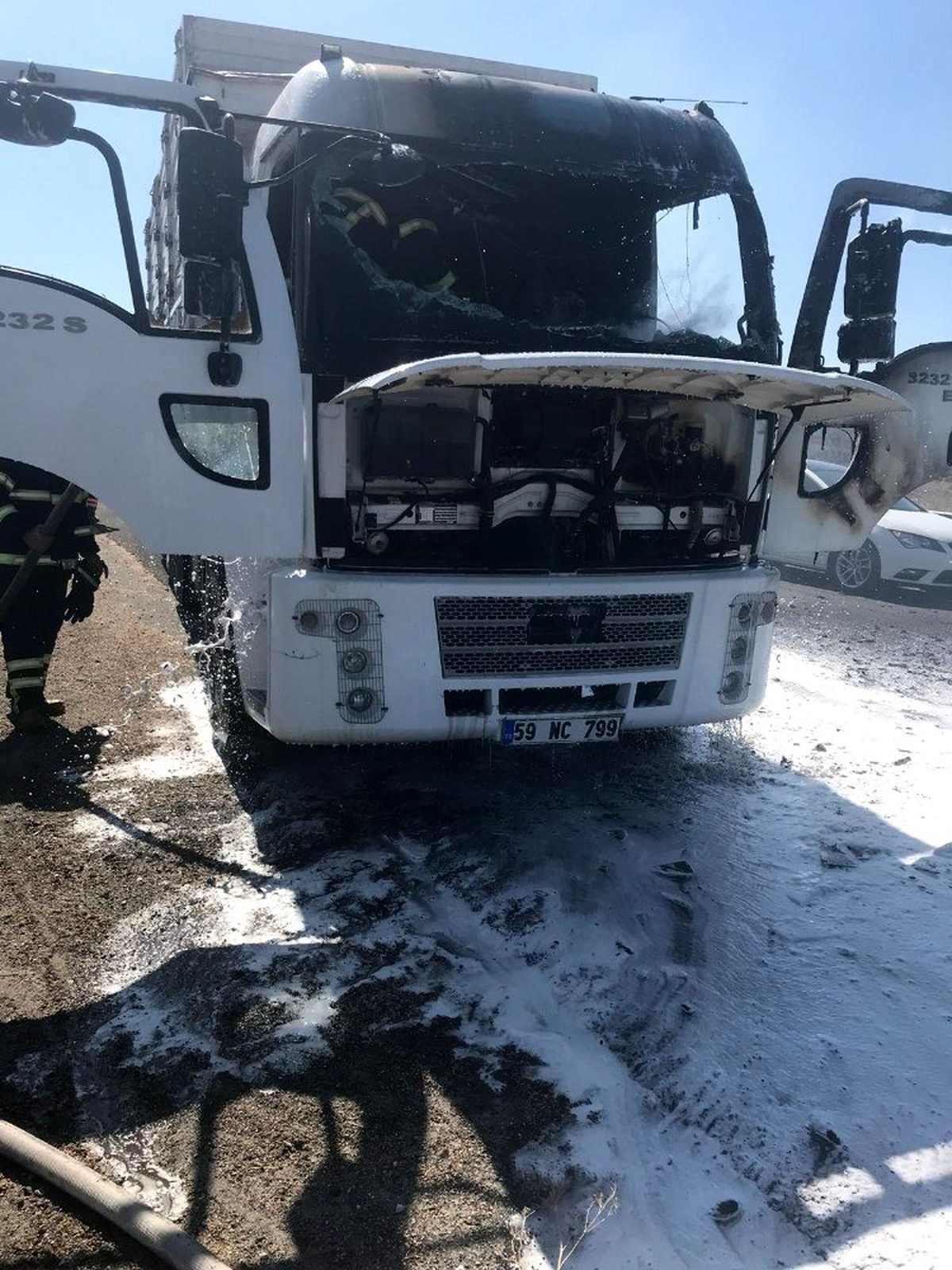 Tekirdağ\'da seyir halindeki kamyon alev alev yandı
