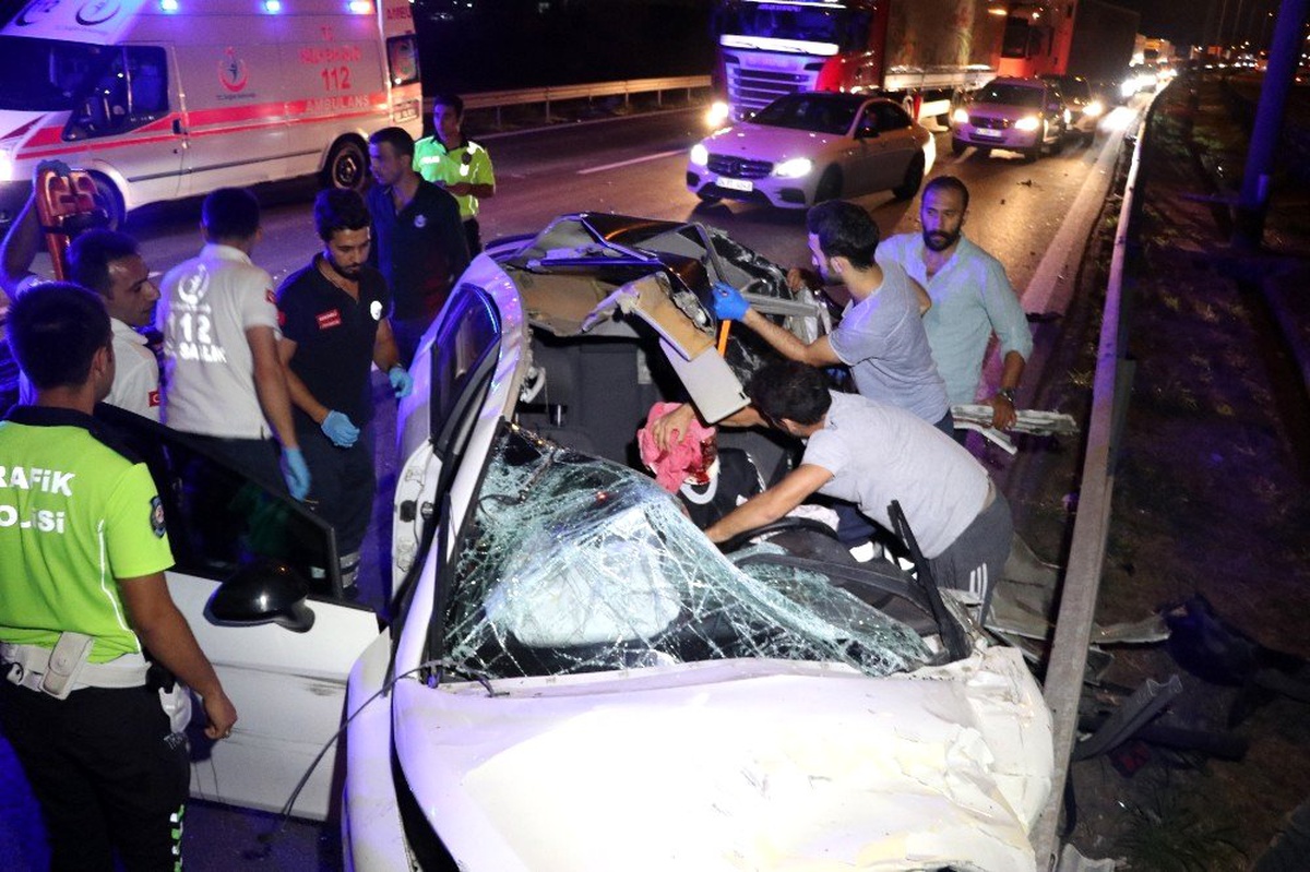 TEM\'de makas atarken tıra çarpan otomobilin sürücüsü öldü
