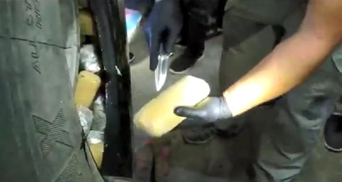 Tır\'ın lastiklerinden 44 kilo eroin çıktı
