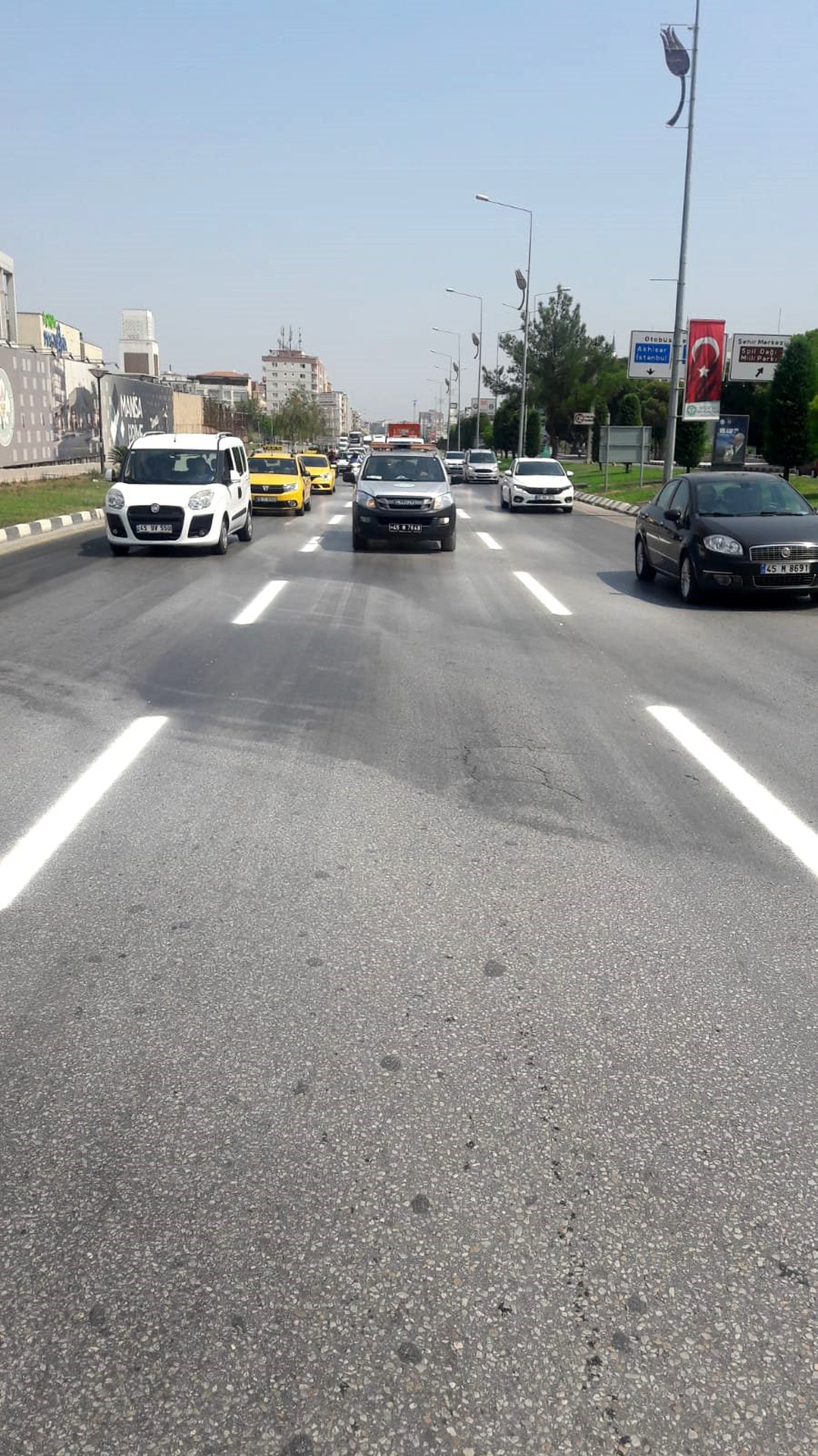 Trafikte güvenlik için yol çizgileri yenileniyor