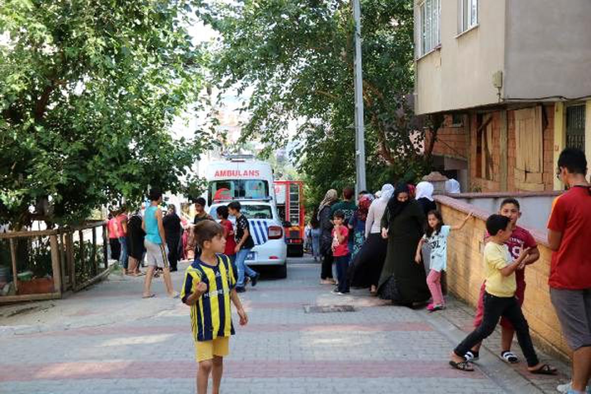 Tuzla\'da 4 katlı binanın terasında yangın