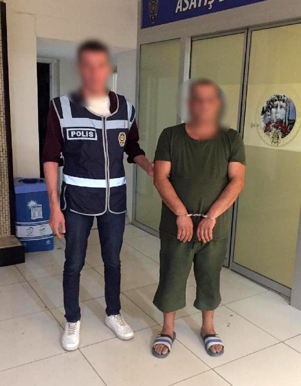 Uzaklaştırma kararı olan koca, tabancayla eve girmeye çalışırken yakalandı