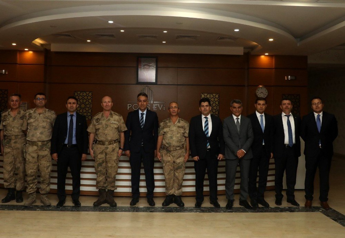 Vali Çağatay, Tuğgeneral Demir\'in veda yemeğine katıldı
